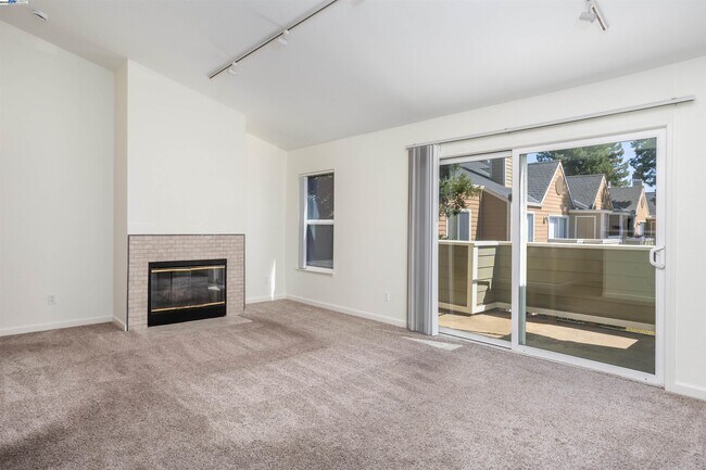 Building Photo - 140 Reflections Dr