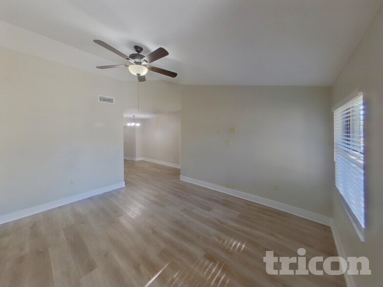 Building Photo - 1074 Deer Hollow Way