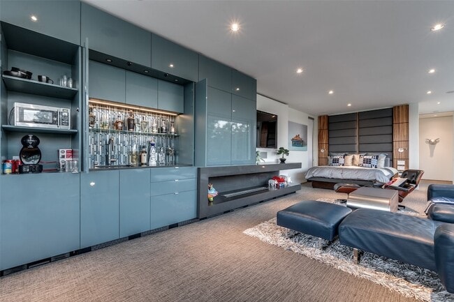 Building Photo - 2300 N Carroll Ave