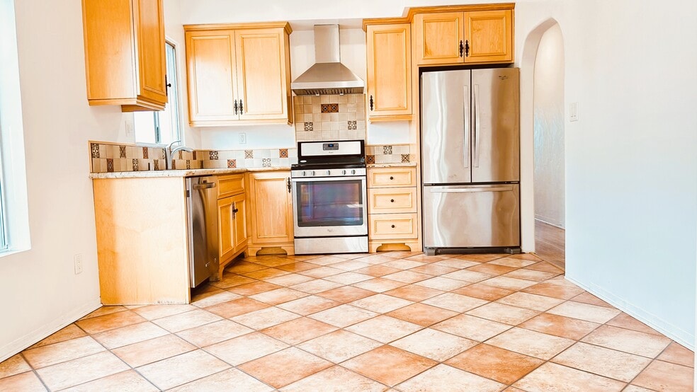 Building Photo - 1609 1/2 S Sierra Bonita Ave