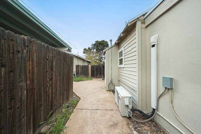 Building Photo - 1023 E Meadowbrook Ave