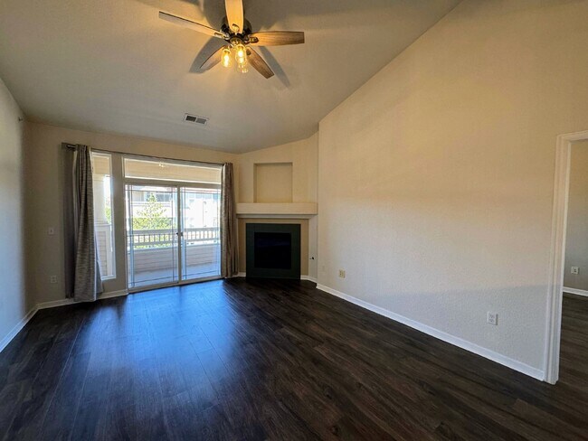 Building Photo - Modern 2 Bed, 2 Bath Condo with Granite Countertops in Littleton, CO!