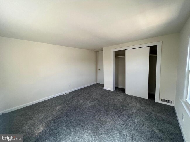 Building Photo - 336 Barclay St