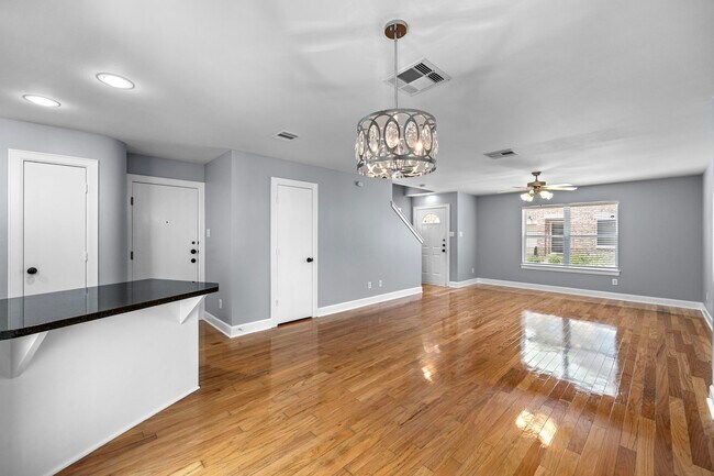 Building Photo - 5951 S Loop E