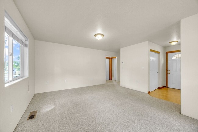 Building Photo - Comfortable 2-Bedroom Apartment in Desirable East Medford