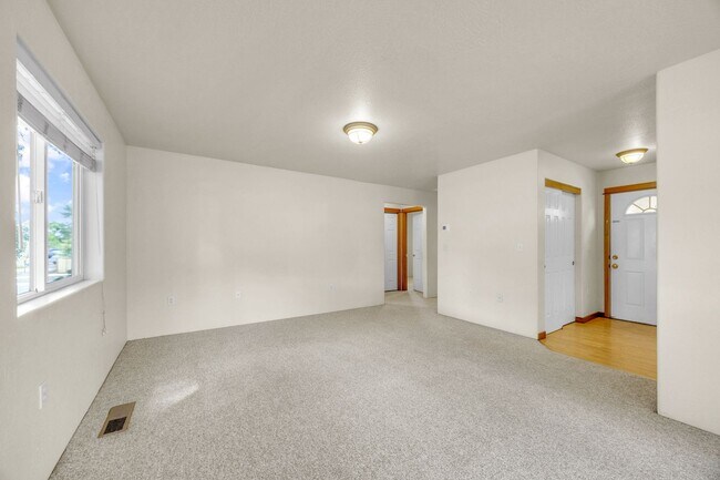 Building Photo - Comfortable 2-Bedroom Upstairs Apartment i...