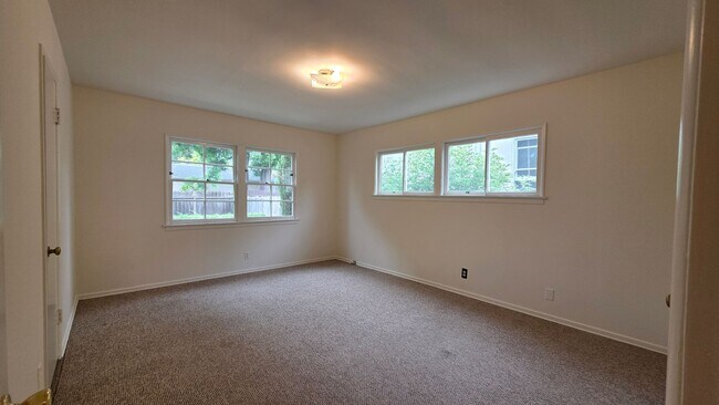 Building Photo - Sherman Oaks 3+2 w/appliances, wood floors...