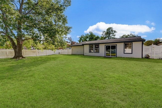 Building Photo - 16813 Glen Eagle Dr N