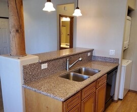 Building Photo - Bison Cove Unit D7 - 2 Bed / 2 Bath