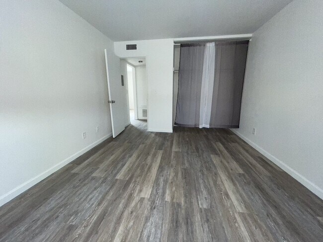 Building Photo - One bedroom one bath condo with garage, $1,050 rent