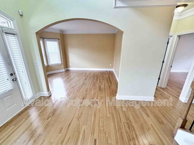 Building Photo - 2435 Manor View