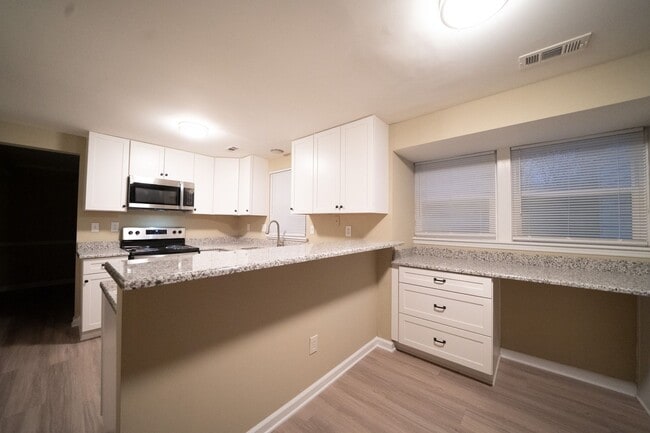 Building Photo - Remodeled 2 sty 4 bd, 2 1/2 ba 2 car gar fenced yd 6 ,9, or 12 mo lease