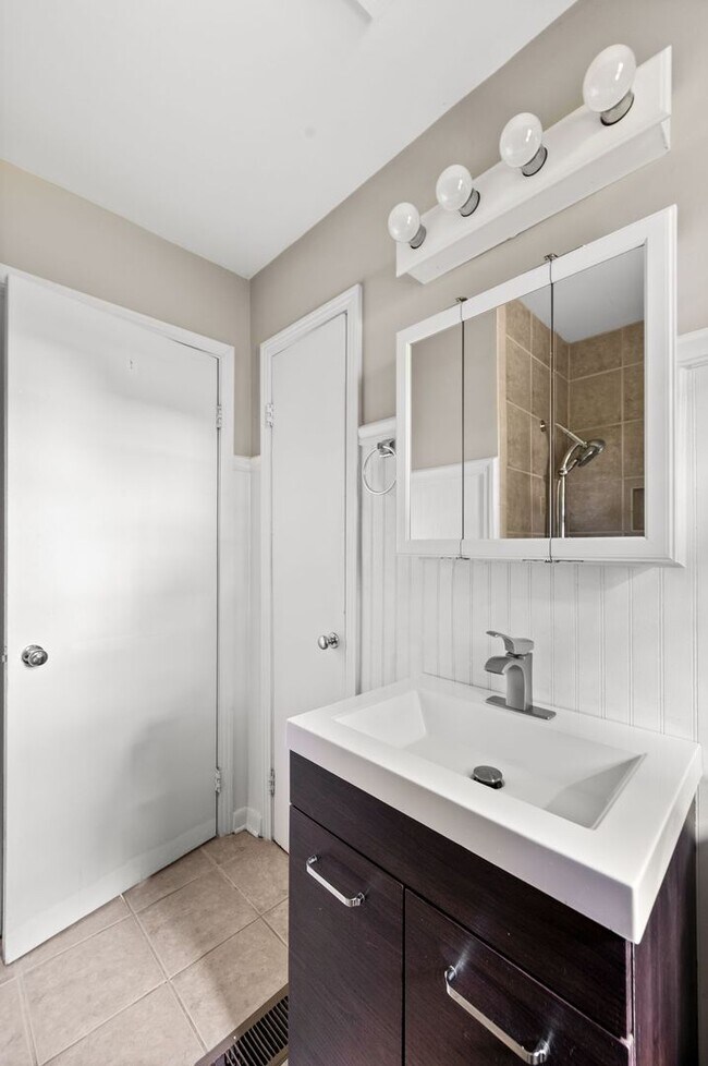 Building Photo - Beautifully Updated 3BR/1.5BA Home in Cove...