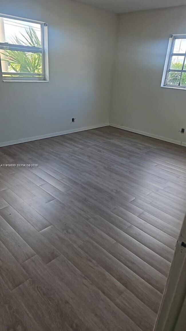 Building Photo - 400 SE 31st St