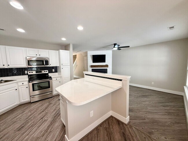 Building Photo - Beautiful 2 Bedroom, 2.5 Bath Townhome in St. Andrews at Stoney Creek – Golf Course Community, Wh...