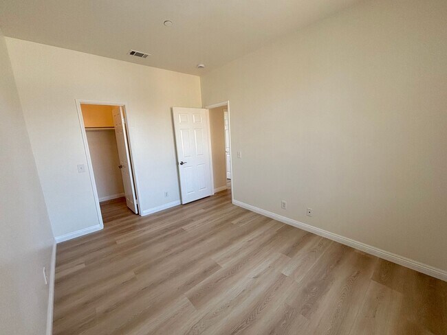 Building Photo - Very clean and upgraded 4 bedroom home in Buena Park