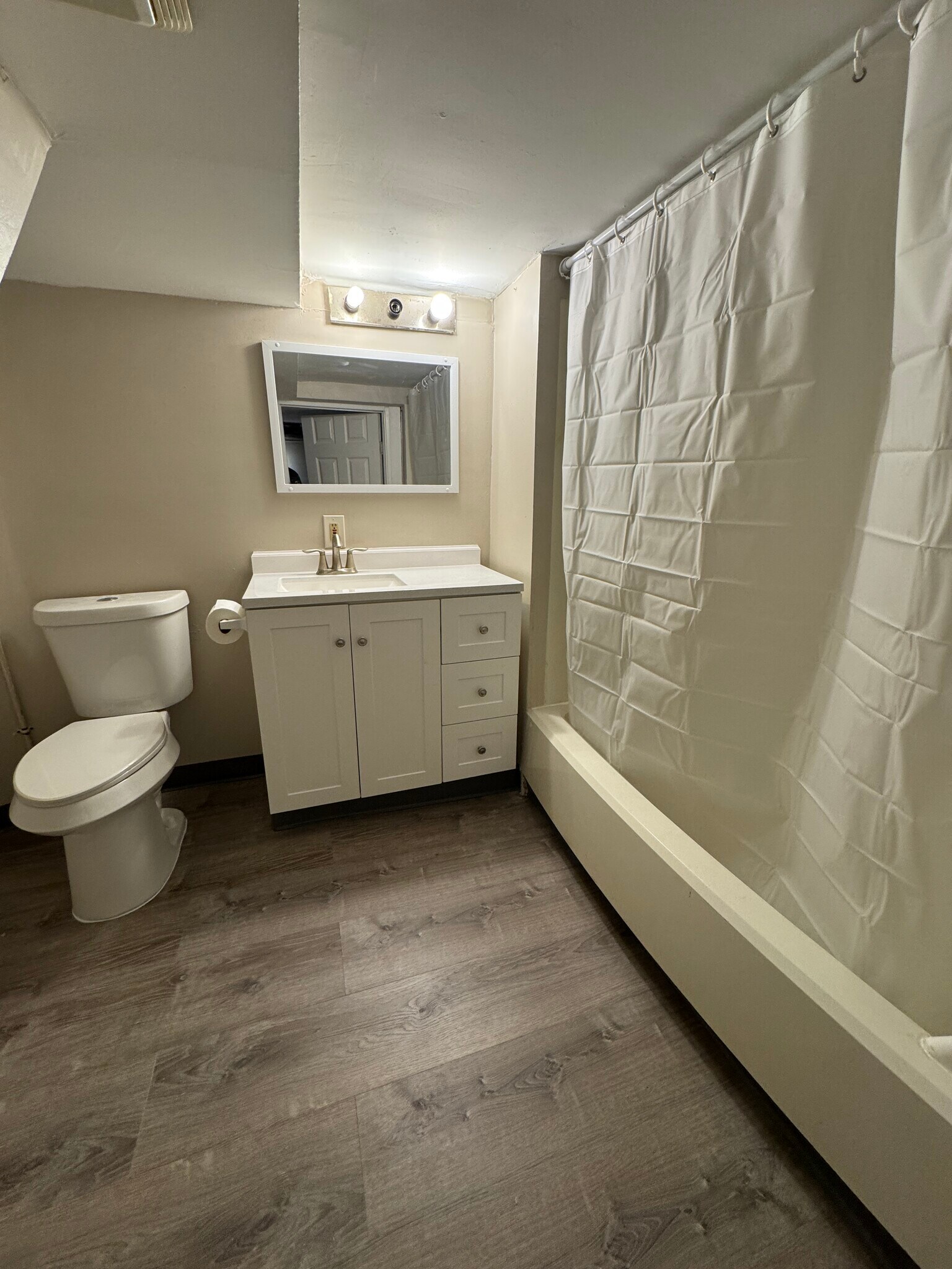 Building Photo - 404 N Chestnut Ave