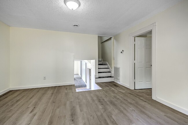 Building Photo - 4 Bedrooms 3 Baths Bristol TN