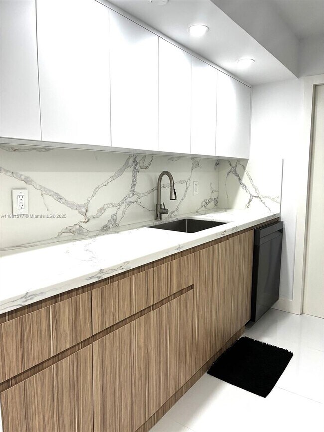 Building Photo - 6917 Collins Ave