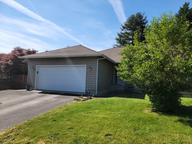 Building Photo - 2301 SE Chinaberry Ave