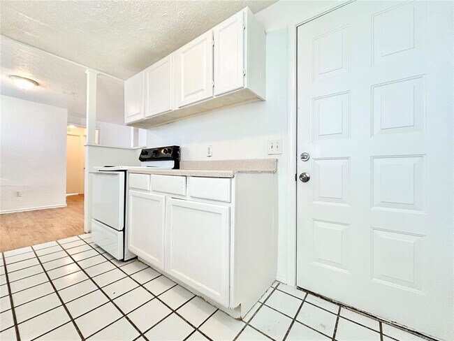 Building Photo - 1700 Karen Dr