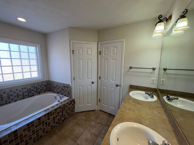 Building Photo - Discover the Perfect Blend of Comfort and Convenience