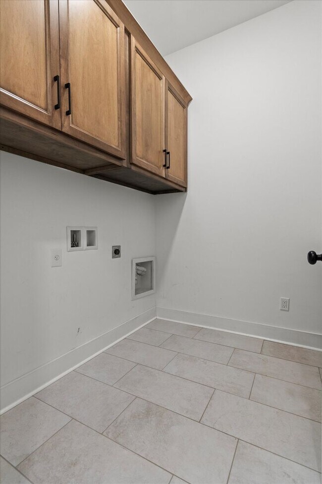 Building Photo - Charming and Spacious 4-Bedroom Home with ...