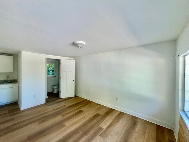 Building Photo - Affordable Studio Near Downtown Myrtle Beach – Some Utilities Included! – $1,100/Month