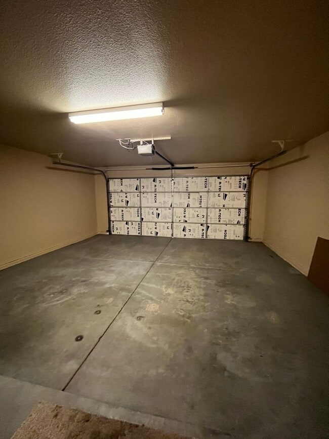 Building Photo - 4 Weeks of Free Rent! - Three bedroom Sing...