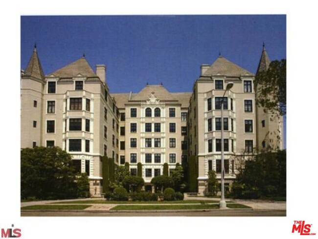 Building Photo - 316 N Rossmore Ave
