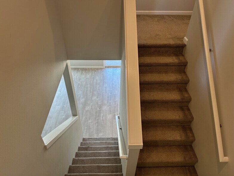 Building Photo - 4546 Sagecrest Dr NE
