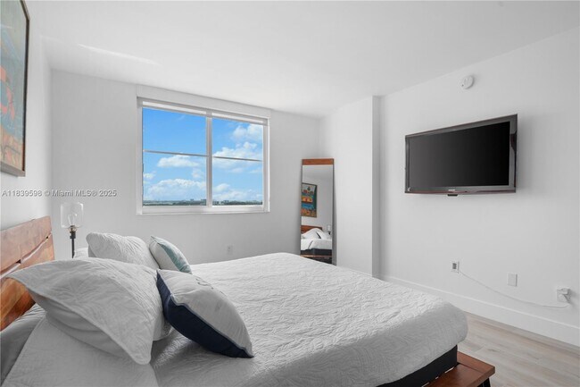 Building Photo - 300 Bayview Dr