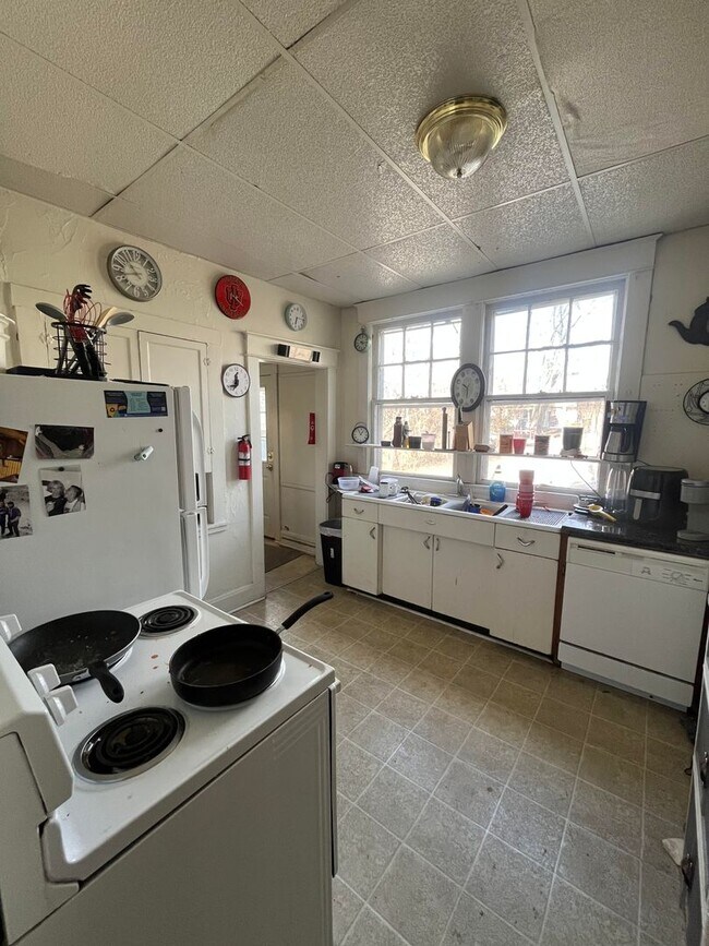 Building Photo - 5 BR / 2 BA House Near Bryan Park - Available August 2026!