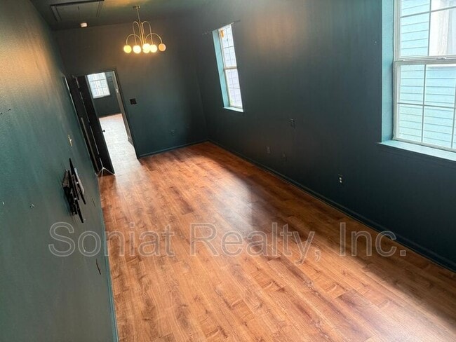 Building Photo - 1461 N Robertson St