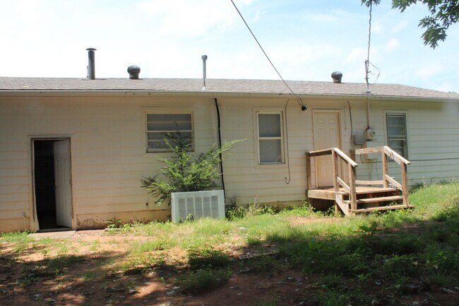 Building Photo - Comfy & Practical!