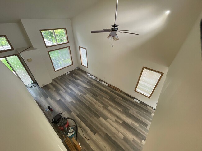 Building Photo - 3 Bedroom 2 Bath Renovated House with/ Fenced Backyard on Dead End Street