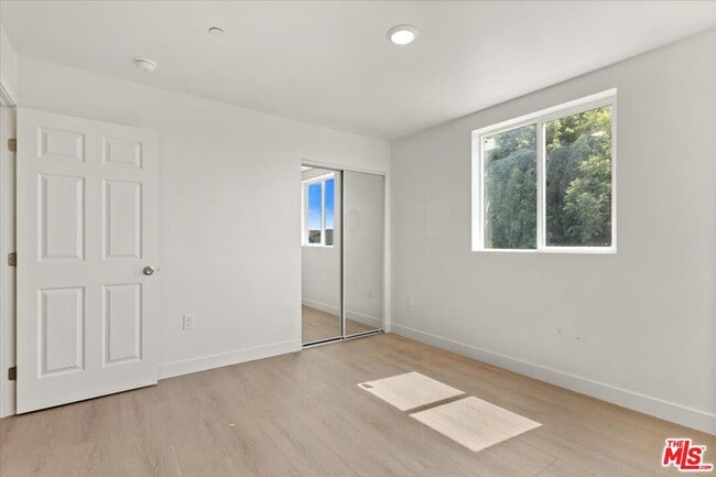 Building Photo - 835 E 33rd St