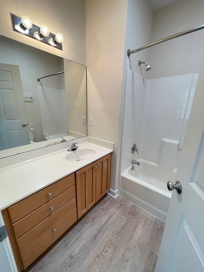 Building Photo - Wonderful location and features for this s...