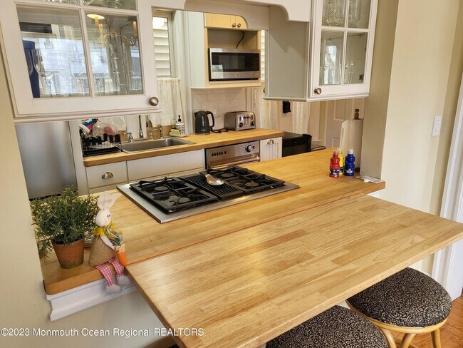 Building Photo - 80 Heck Ave