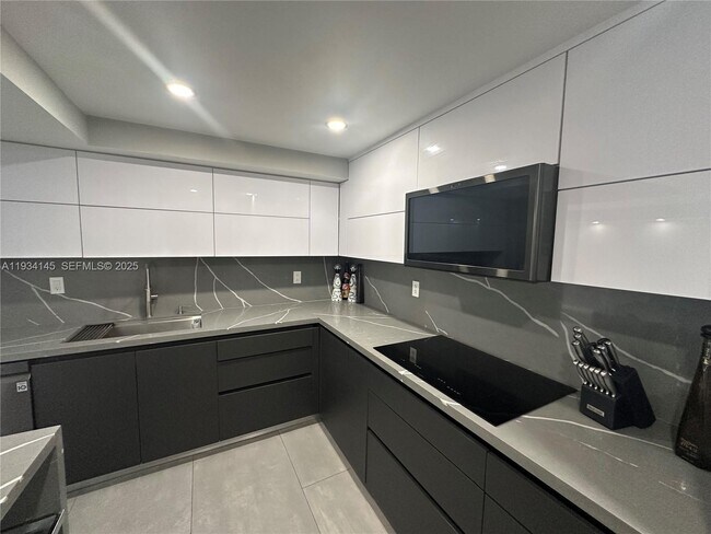 Building Photo - 600 Parkview Dr