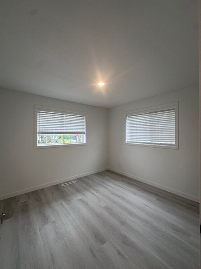 Building Photo - Charming 4 bedroom Rambler