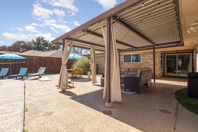 Building Photo - 2404 Crestview Cir