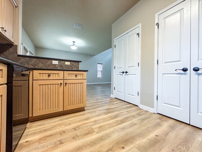 Building Photo - 1908 Tanger Ter