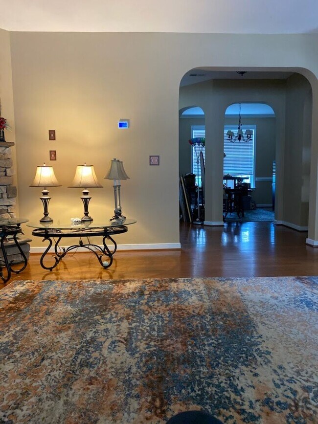 Building Photo - Charming 4-Bedroom 2.5 Bathroom Home locat...