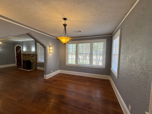 Building Photo - Lovely Cloverdale Idlewild Home