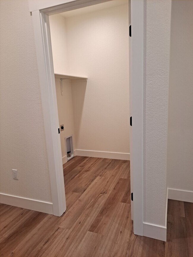 Building Photo - ALL PROSPECTIVE TENANTS MUST SUBMIT A $58 ...