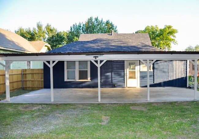 Building Photo - 114 Yates St