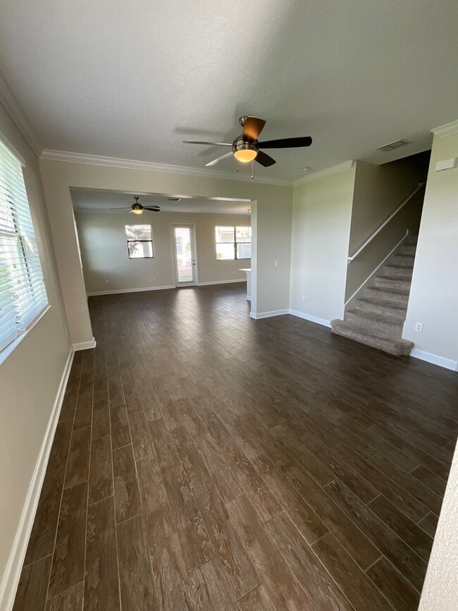 Building Photo - Gorgeous Townhom