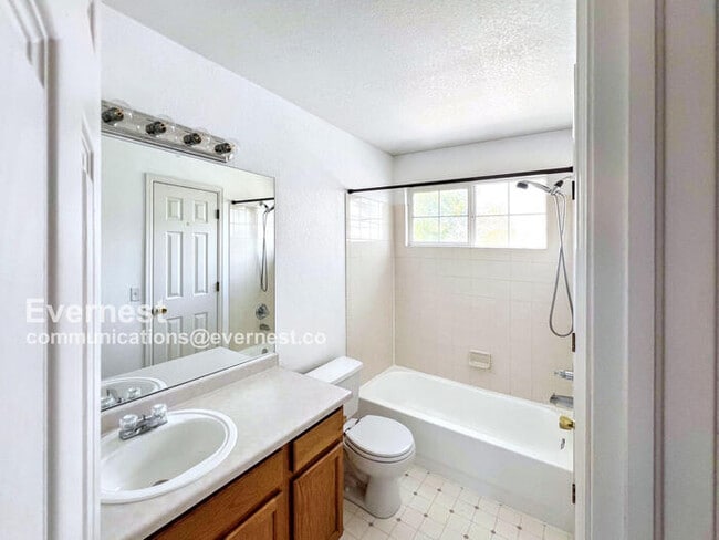 Building Photo - 502 W 114th Way