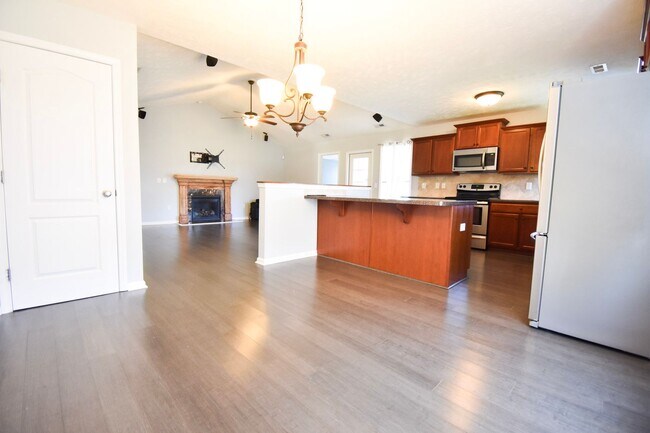 Building Photo - 3 Bedroom 2 Bath Home-Pets Allowed